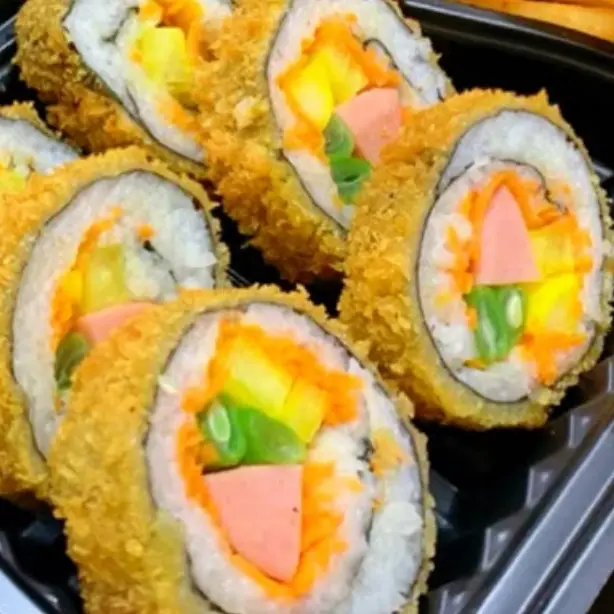 Hình ảnh KIMBAP (Sushi Cơm Cuộn) 1 Cây Hàn Quốc, Chiên Xù Kèm (Tương Ớt, Cà)