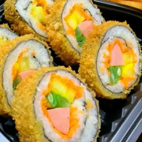 Hình ảnh KIMBAP (Sushi Cơm Cuộn) 1 Cây Hàn Quốc, Chiên Xù Kèm (Tương Ớt, Cà)