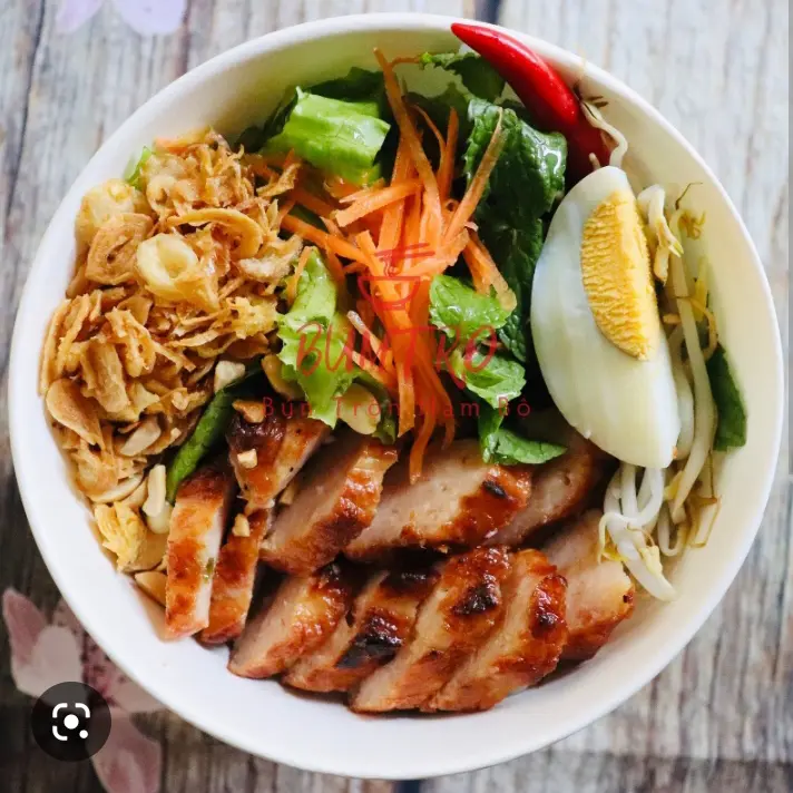 Hình ảnh Cơm trộn nem trứng