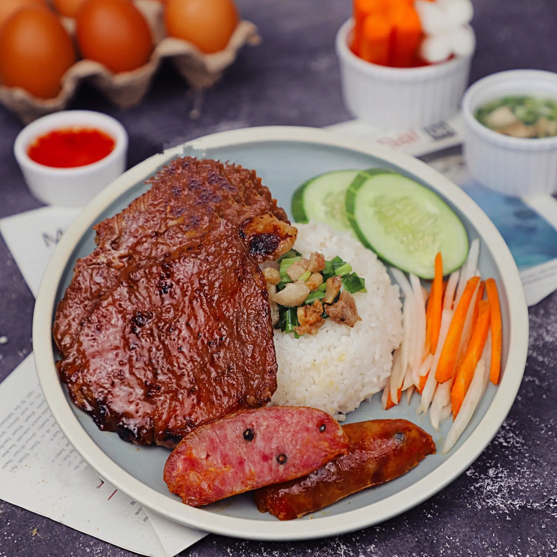 Hình ảnh Cơm Tấm Sườn + Lạp Xưởng 