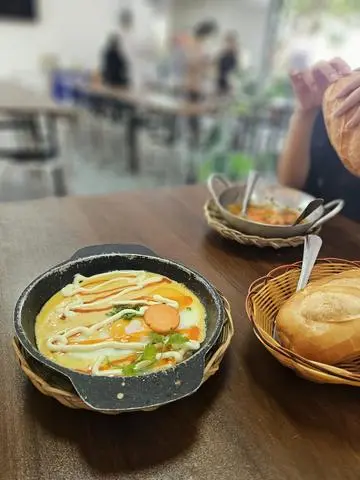 Hình ảnh Combo bánh mì chảo sốt trứng muối - trà việt quất