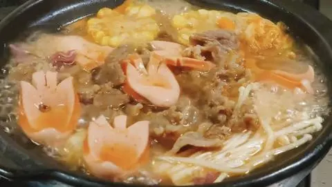 Hình ảnh Mì cay bò - xúc xích