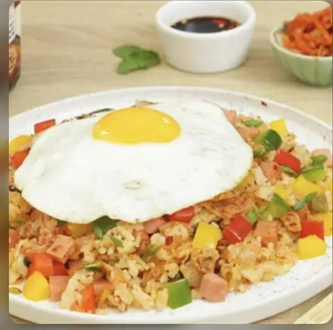 Hình ảnh Cơm Diên Dương Châu + Trưng Ốp La