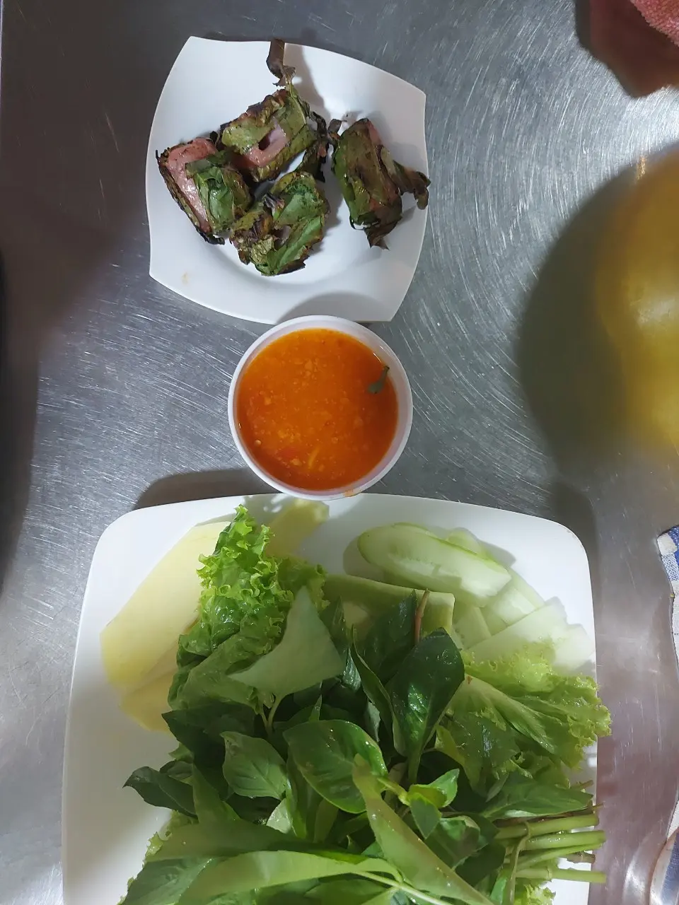 Hình ảnh Nem chua nướng rau sống