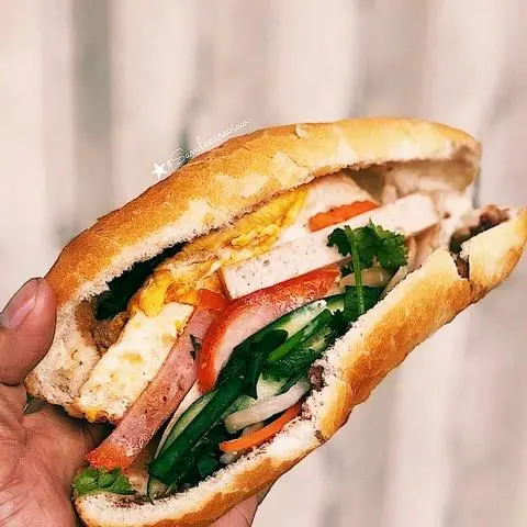 Hình ảnh Bánh mì chả - ốp la