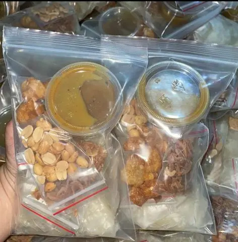 Hình ảnh Bánh tráng chấm muối béo tóp mỡ