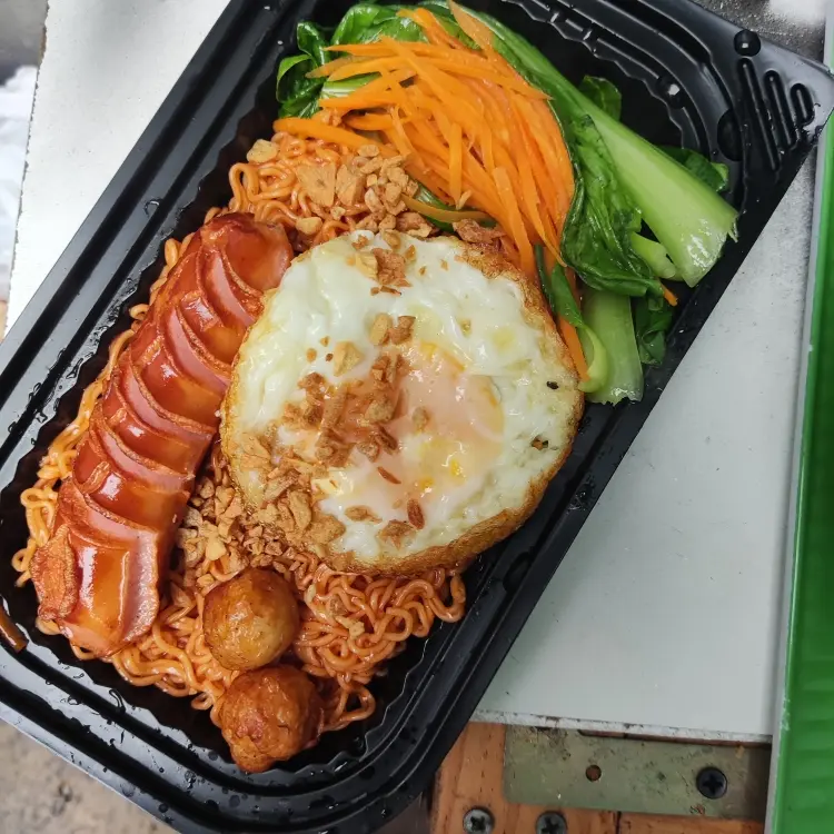 Hình ảnh Mì trộn trứng xúc xích