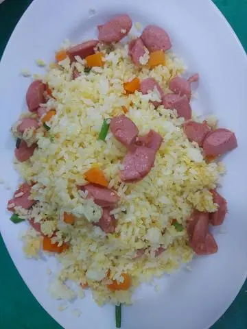 Hình ảnh Cơm Chiên Xúc Xích + Trứng Trộn 