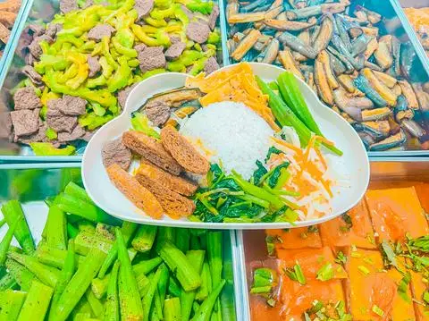 Hình ảnh cơm sườn non kho tiêu