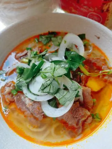 Hình ảnh Bún bò nạm - chả lá - chả tôm