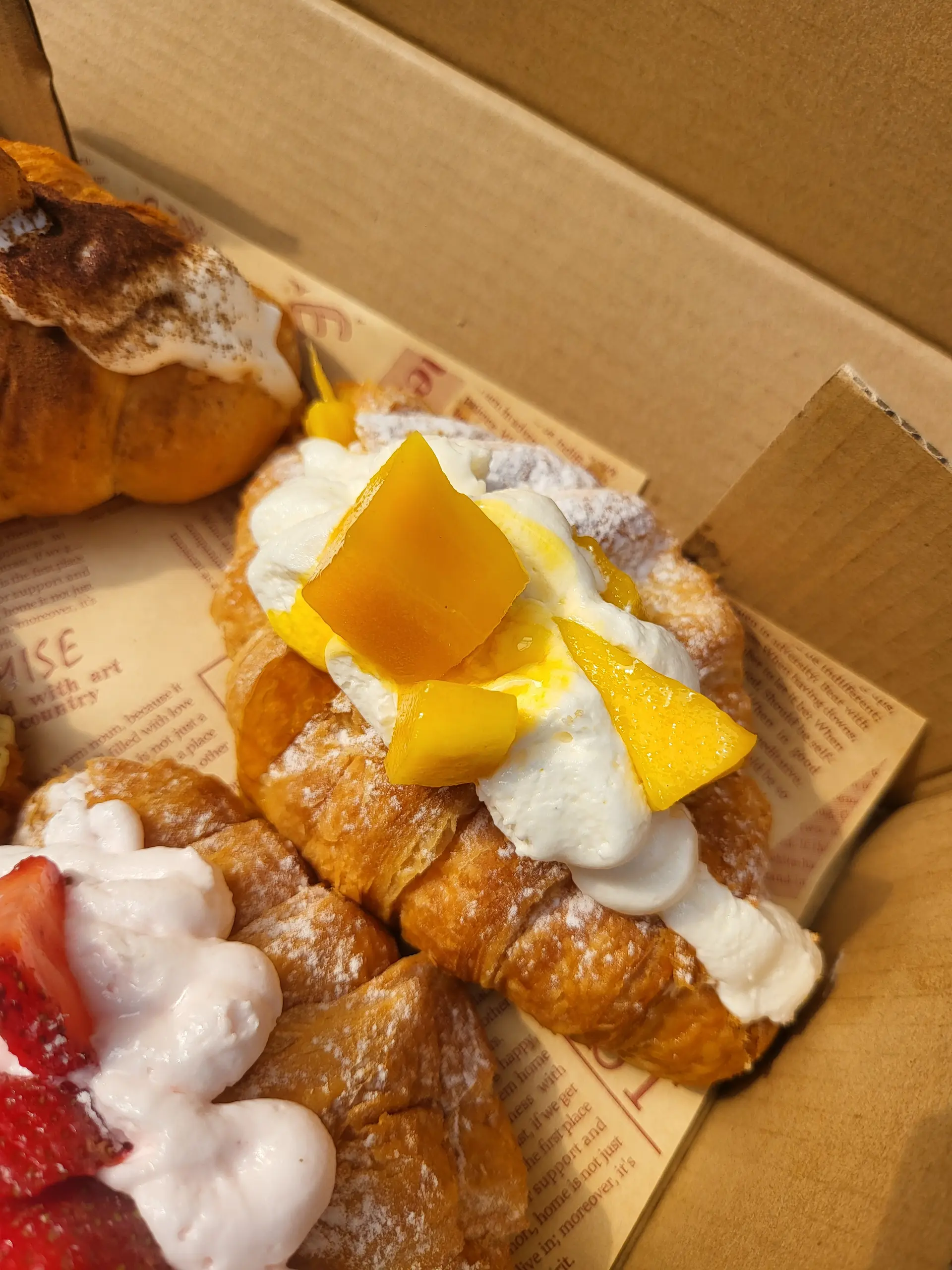 Hình ảnh Croissant Chanh Dây Xoài