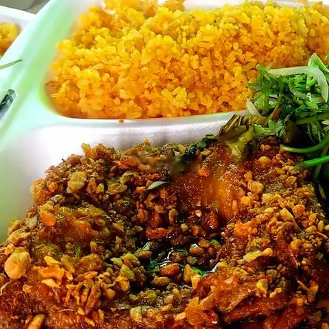 Hình ảnh Cơm gà sốt bơ tỏi