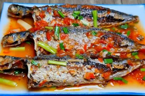 Hình ảnh Cá Nục Chiên Sốt Cà Chua + Cơm