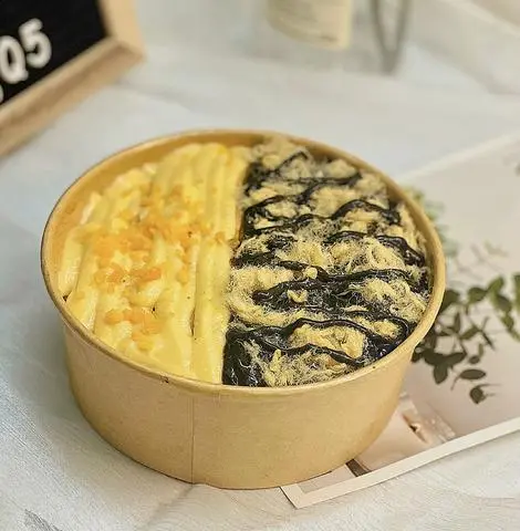 Hình ảnh Bông lan sốt mè đen trứng muối 