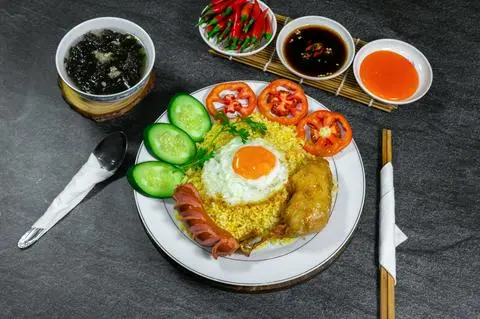 Hình ảnh Combo tiết kiệm 1: Cơm gà xối mỡ đùi nhỏ + trứng ốp la + canh rộng biển
