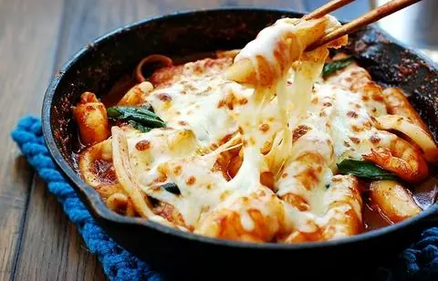Hình ảnh Tokbokki phủ phô mai đút lò