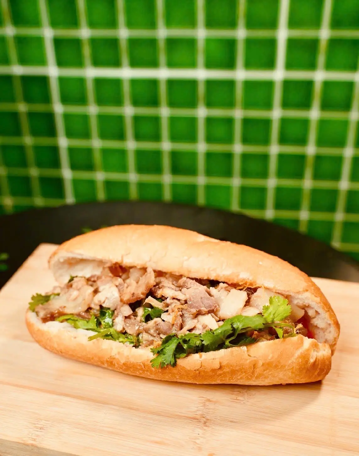 Hình ảnh Bánh mì ba chỉ hẩm xì dầu