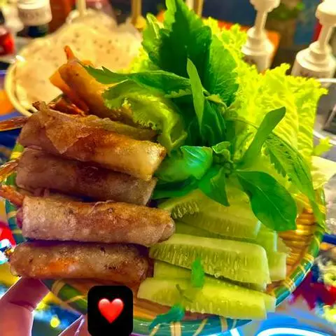 Hình ảnh Chả ram tôm đất cuốn cải xanh