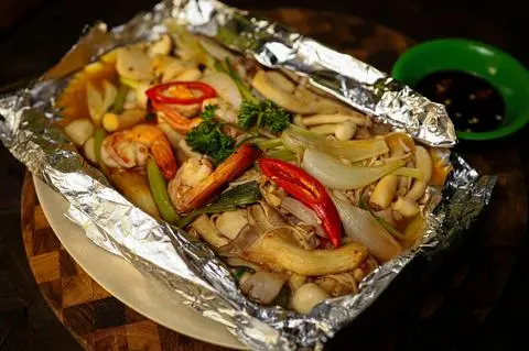 Hình ảnh Nấm nướng hải sản giấy bạc