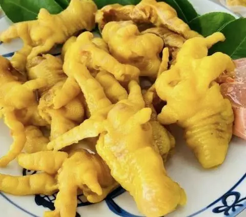 Hình ảnh CHÂN GÀ Ủ MUỐI RÚT XƯƠNG KHAY 500g