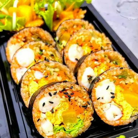Hình ảnh Kimbap tôm sốt cay