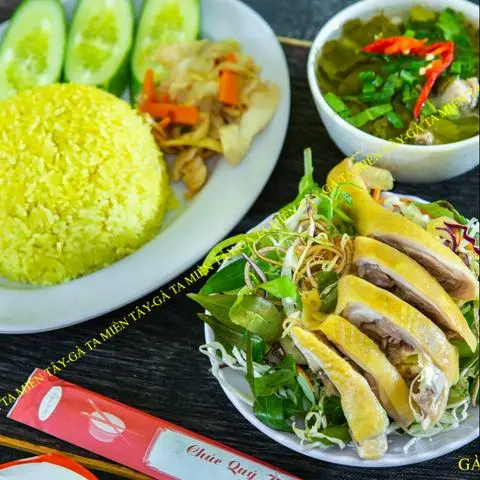 Hình ảnh Cơm gà luộc chặt - canh gà lá giang - nước nha đam hoặc sữa bắp