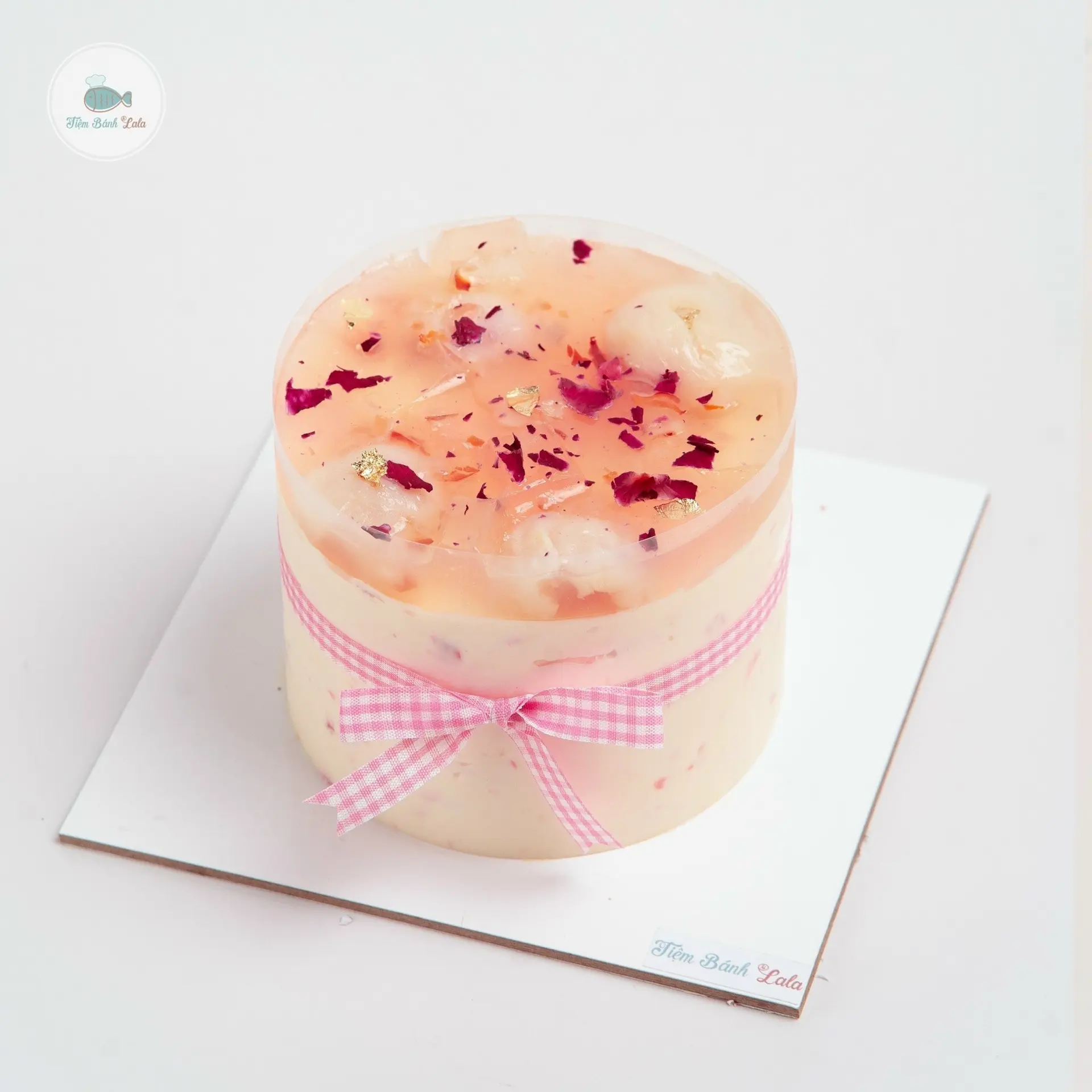 Hình ảnh Bánh Mousse Vải Hoa Hồng 10cm (hộp mica)