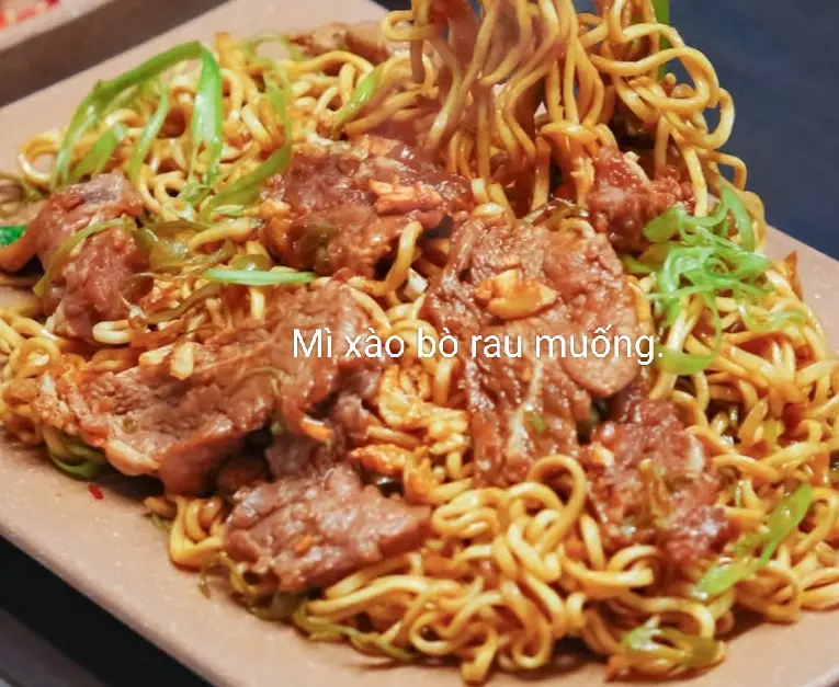 Hình ảnh Mì xào bò rau muống.