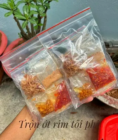 Hình ảnh Bánh Tráng Trộn Ớt Rim Dầu Tỏi 