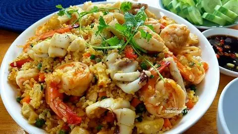 Hình ảnh cơm  mực xào sa tế