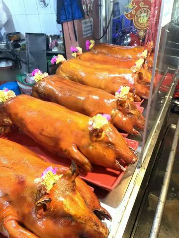Hình ảnh Heo quay nguyên con 10kg + tặng 10 bánh mì ( vui lòng đặt trước 4 tiếng)