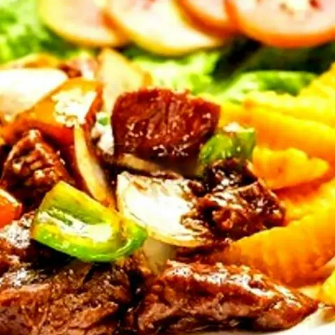 Hình ảnh Bò lúc lắc bánh mì hoặc khoai tây ( chọn 1 trong 2 )