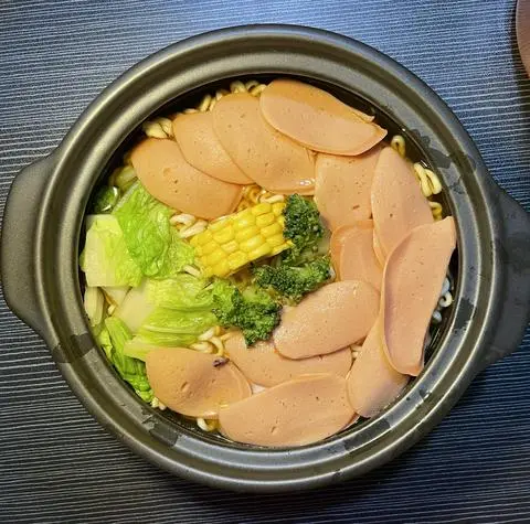 Hình ảnh Mì cay xúc xích đức ( như hình )