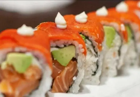 Hình ảnh Roll Deluxe Smoke Salmon Avocado (Cuộn Cá Hồi Xông Khói với Bơ)