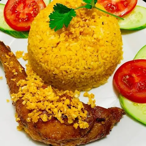 Hình ảnh Cơm Chiên Gà Mắm Tỏi + 1 Nước 