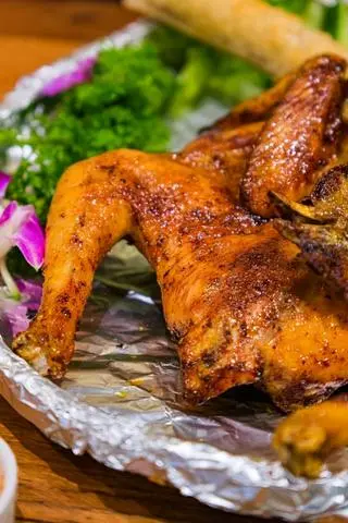 Hình ảnh Gà nguyên con da giòn sốt thái