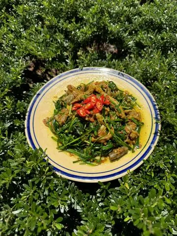 Hình ảnh Bún lòng xào nghệ hẹ 