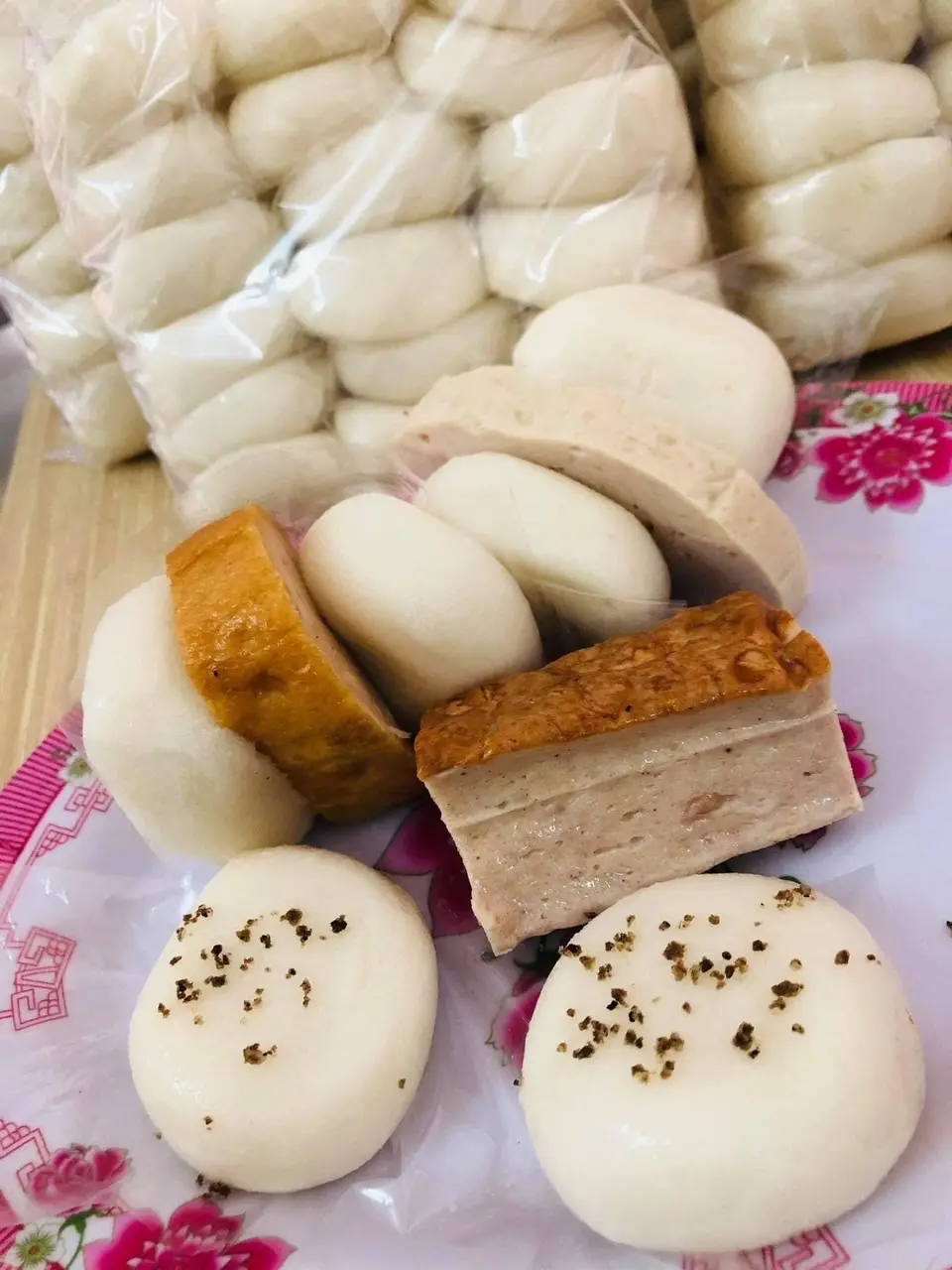 Hình ảnh Bánh dày kẹp chả lụa