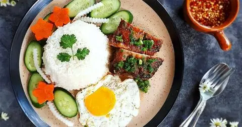 Hình ảnh Cơm Sườn + Ốp la