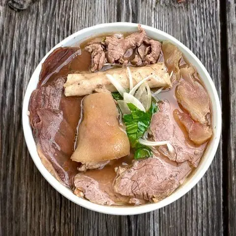 Hình ảnh Bún bò đầy đủ - giò nạc