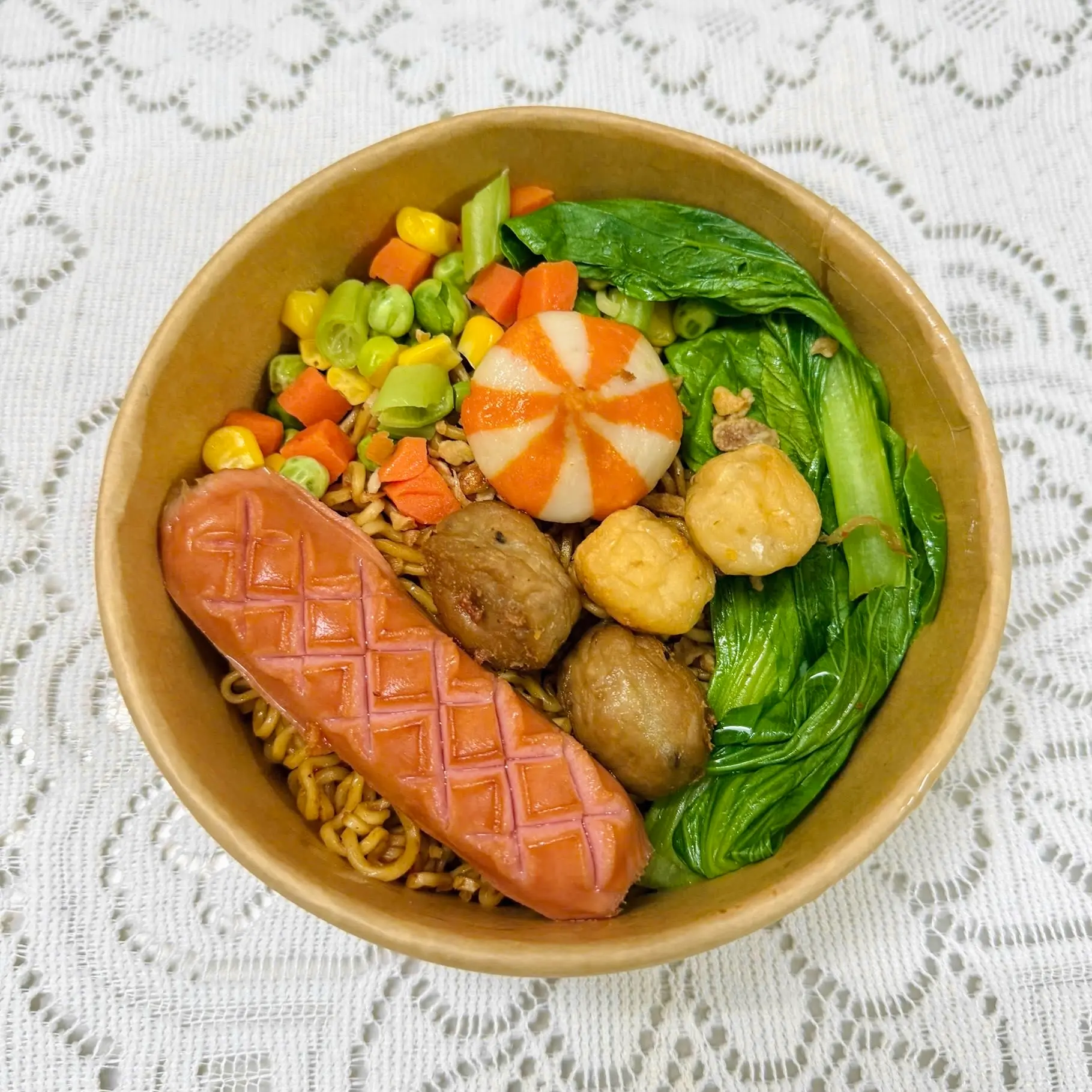 Hình ảnh Mì trộn cá viên xúc xích