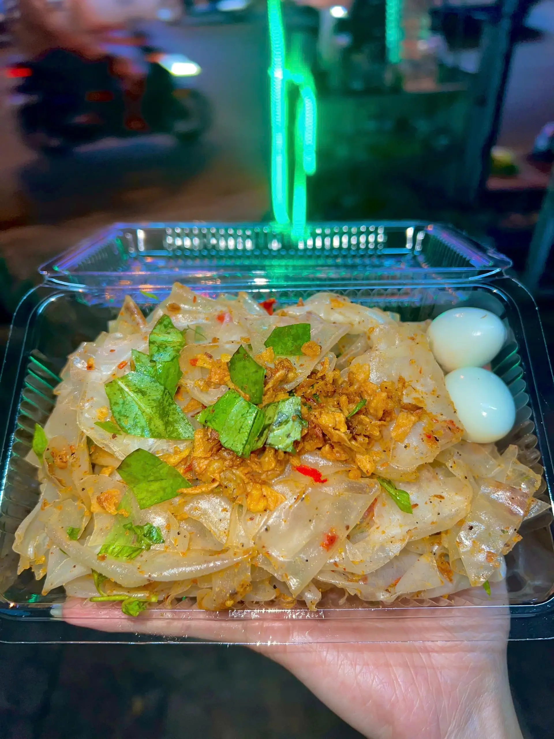Hình ảnh Bánh tráng trộn muối nhuyễn trứng cút