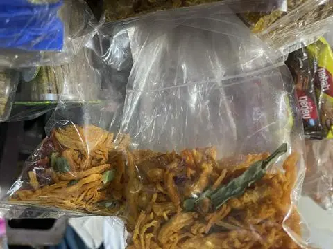 Hình ảnh Khô gà lá chanh giòn