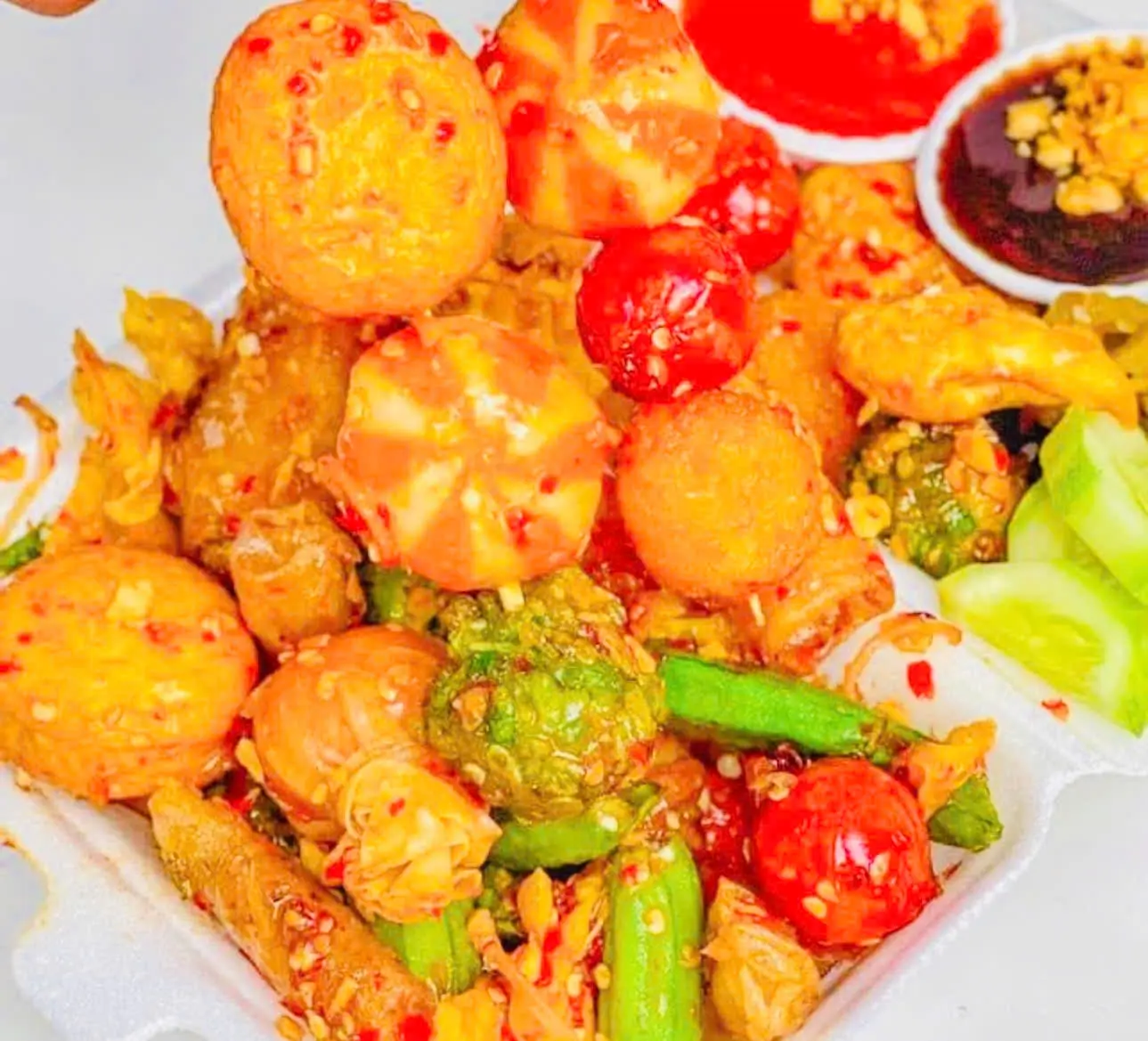 Hình ảnh Mì trộn cay cá viên sốt hàn quôc-tặng ly coca