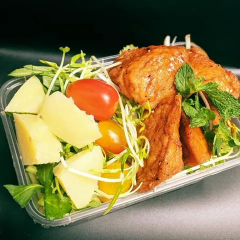 Hình ảnh Salad Chả Cá Basa Sốt Tiêu