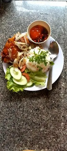 Hình ảnh Cơm  Đùi Gà  Mắm Tỏi Lớn 1/4- canh rong bien- Súp 