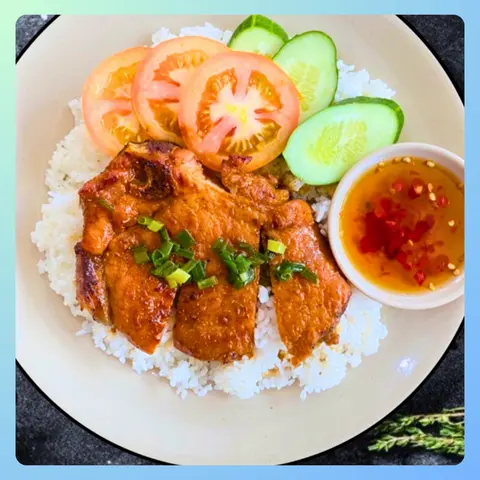 Hình ảnh CƠM TẤM SƯỜN ướp gia vị gia truyền + kèm canh