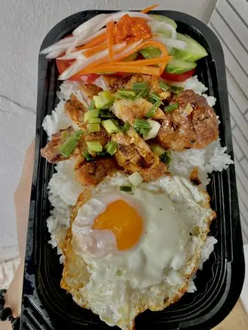 Hình ảnh Cơm thịt nướng - trứng ốp la