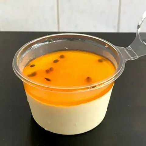 Hình ảnh Panna cotta vị chanh dây có hạt