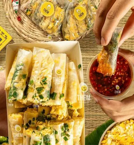 Hình ảnh Bánh Tráng Cuốn Trứng Gà Bóp Nhuyễn Tuổi Thơ